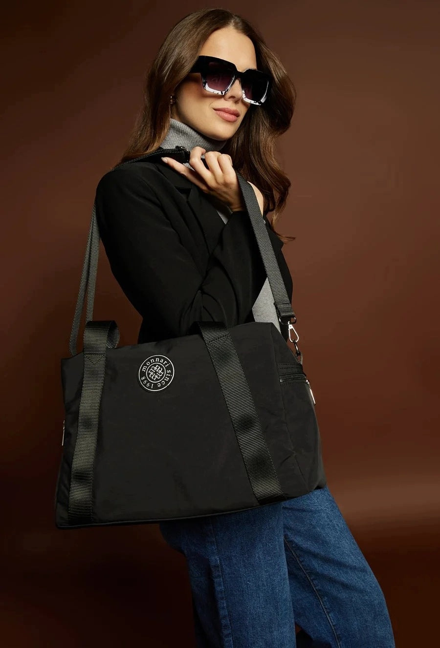 Torba sportowa damska Monnari 42 × 28 cm, srebrne okucia – czarna