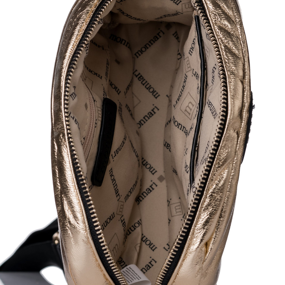 Mała, połyskująca torba z przywieszką Monnari