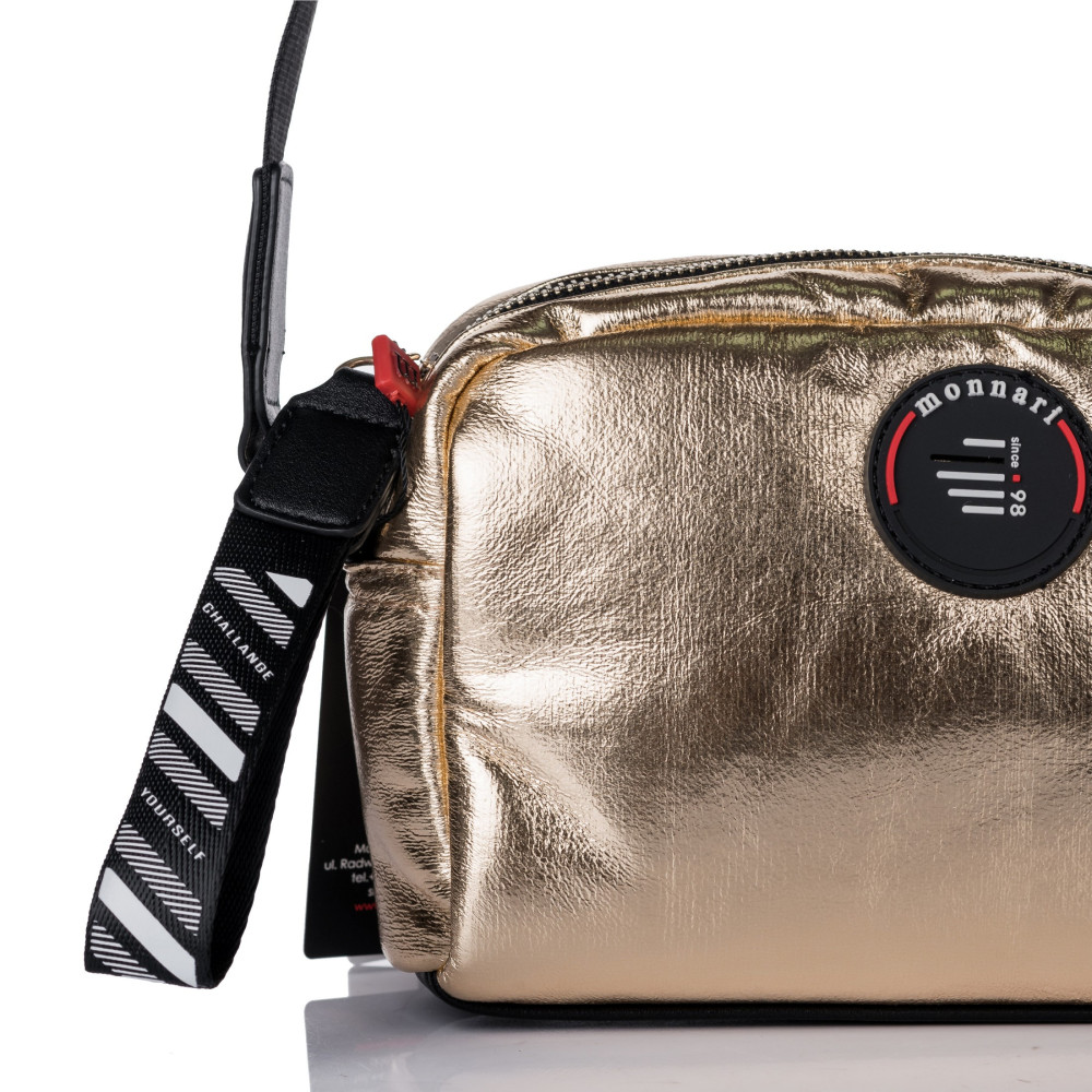 Mała, połyskująca torba z przywieszką Monnari