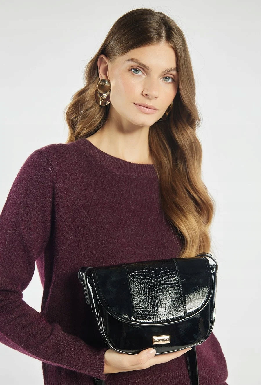 Listonoszka łódka crossbody Monnari, złote okucia – czarna