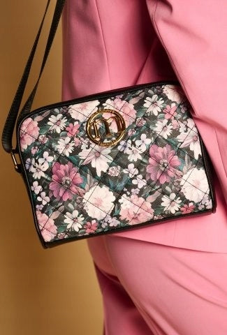 Listonoszka crossbody Monnari w kwiaty – czarno-różowa