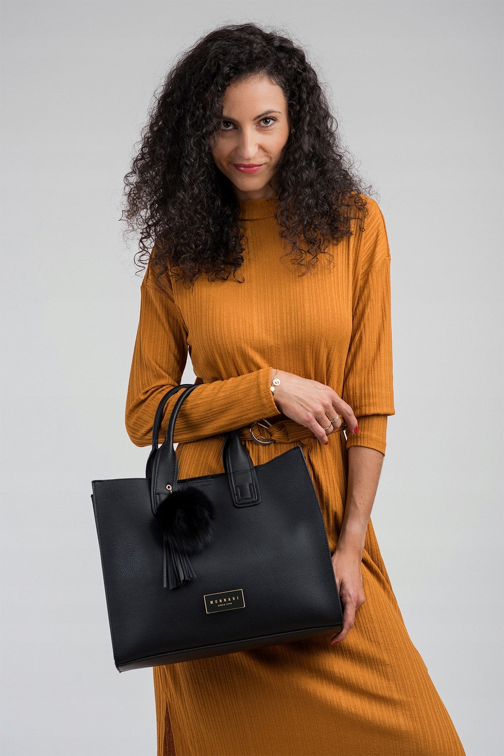 Torebka shopper Monnari z pomponem i frędzlami – czarna – zdjęcie 2