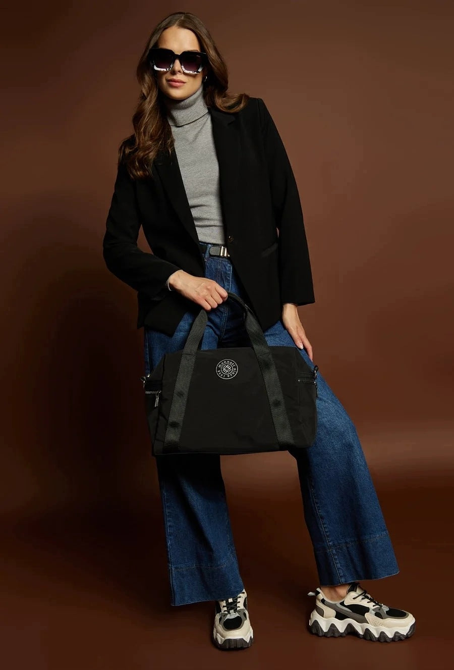 Torba sportowa damska Monnari 42 × 28 cm, srebrne okucia – czarna
