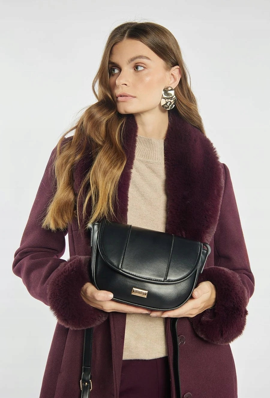 Listonoszka łódka crossbody Monnari, złote okucia – czarna