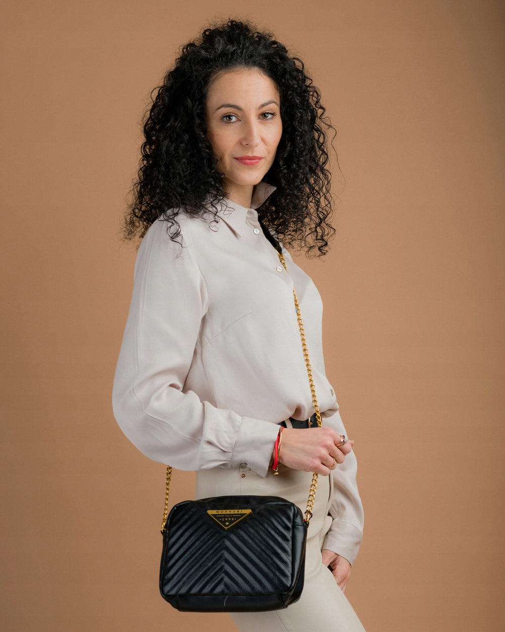 Listonoszka crossbody Monnari z łańcuszkiem – złota