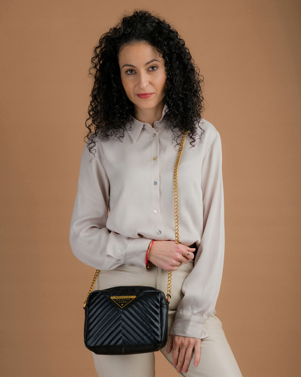 Listonoszka crossbody Monnari z łańcuszkiem – złota