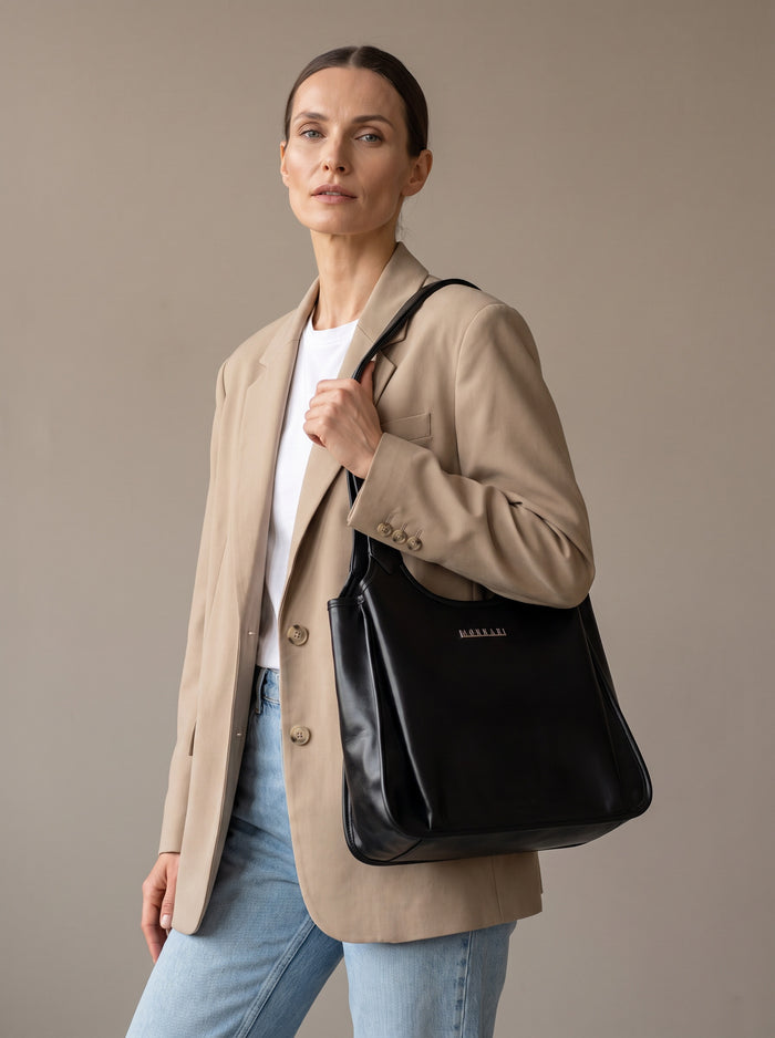 Czarna torebka shopper Monnari ze złotymi okuciami